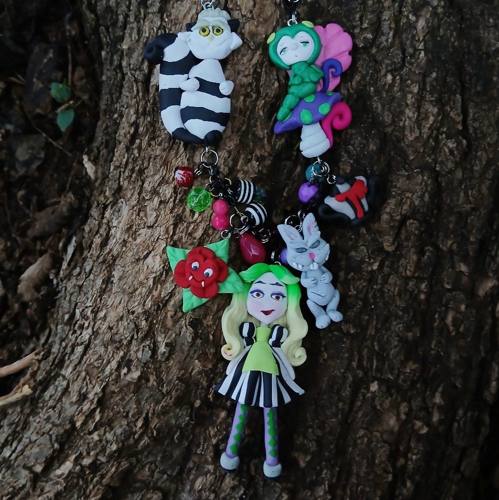 ☠️💀Alice In Wonderland 🖤🤍 Beetlejuice Necklace